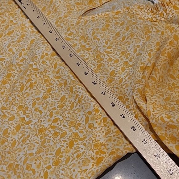 Kim Roger's sz M yellow flowers on cream background blouse - Picture 6 of 9